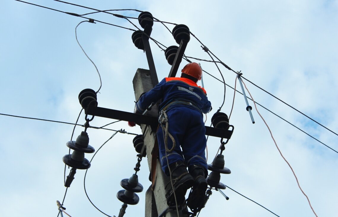 Електромонтер СО «Вінницьких Східних ЕМ» вдосконалює навички на змаганнях із професійної майстерності.