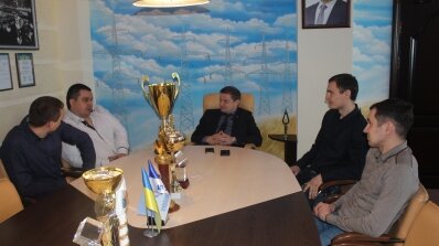 АТ «Вінницяобленерго» – особистий кабінет, передати покази лічильника, кол-центр 0 (800) 30-95-95 Андрій Поліщук привітав футболістів “Енергетика” з перемогою_3