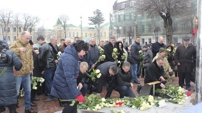 АТ «Вінницяобленерго» – особистий кабінет, передати покази лічильника, кол-центр 0 (800) 30-95-95 У лютому 2014-ого-небо падало, взимку 2018-ого-сніжило цвітом нерозквітлої вишні_11