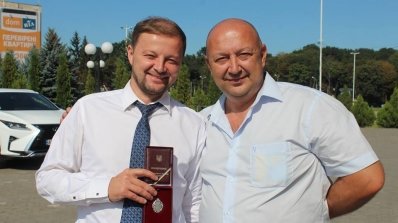 АТ «Вінницяобленерго» – особистий кабінет, передати покази лічильника, кол-центр 0 (800) 30-95-95 Андрій Поліщук отримав сьогодні нагороду від Президента України_11