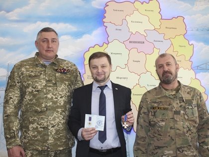 АТ «Вінницяобленерго» – особистий кабінет, передати покази лічильника, кол-центр 0 (800) 30-95-95 Андрія Поліщука відзначено нагрудним знаком «Патріот Вітчизни»_0