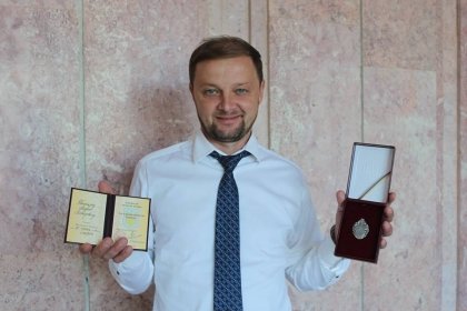 АТ «Вінницяобленерго» – особистий кабінет, передати покази лічильника, кол-центр 0 (800) 30-95-95 Андрій Поліщук отримав сьогодні нагороду від Президента України_0